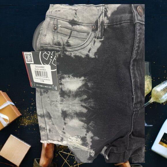 41. Dye Pinch Cut-Off Short with Deconstruction - Picture 5 of 10